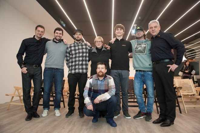Na sliki so (z leve proti desni) dr. Jure Knez, tehnični direktor Dewesofta, Primož Zelenšek, direktor Chipola, Matic Hribar...