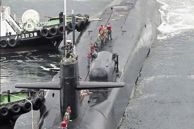 Ameriška jedrska podmornica Michigan je priplula v  južnokorejsko  pristanišče  Busan. Od tod bo krenila proti letalonosilki...