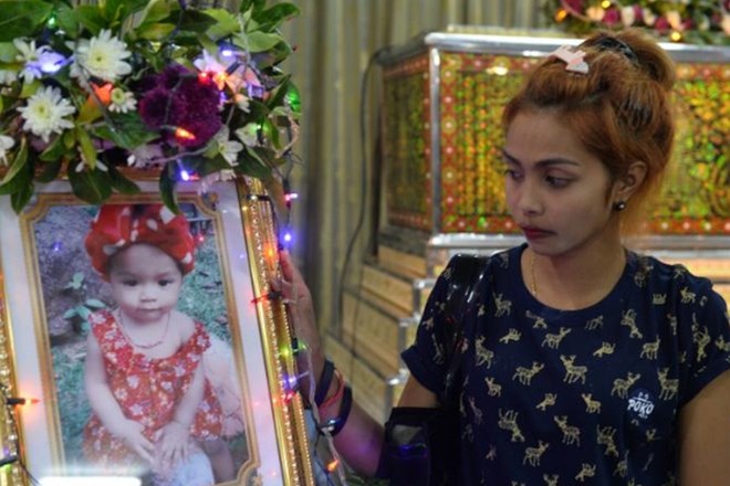 Mati umorjene deklice Jiranuch Trirat na dekličinem pogrebu.