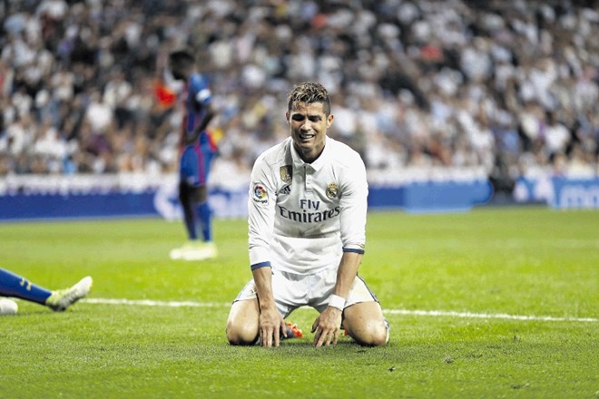 Portugalski nogometni zvezdnik Cristiano Ronaldo buri duhove.