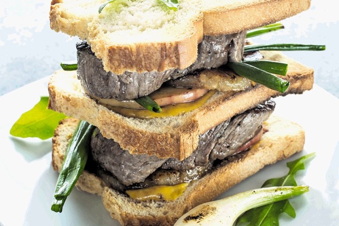 Mlada čebula z zelenjem vred se poda tudi v luksuzen klubski sendvič s srednje popečenim govejim filejem, gorčico ter...