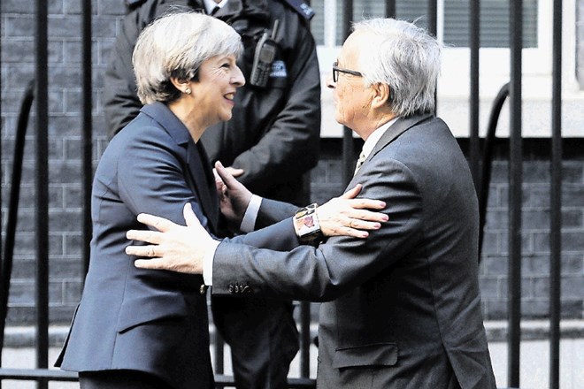 Prijateljski objem Mayeve in Junckerja pred zbranimi novinarji se je  menda nadaljeval v zagrenjeno večerjo.