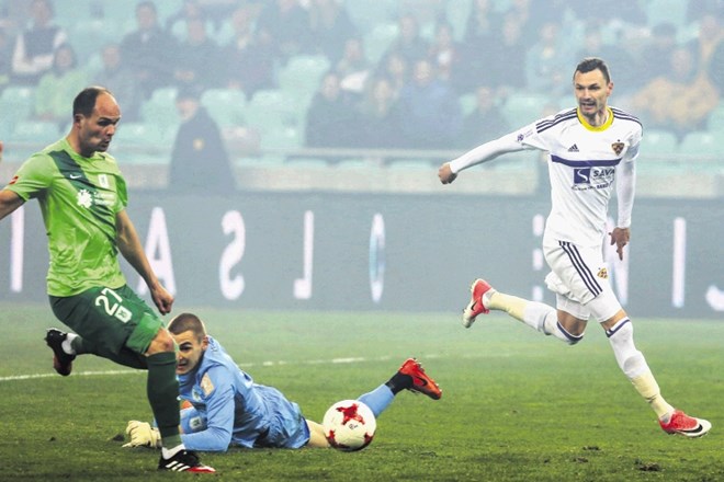 Pri številnih trenerjih odpisani štoper Aris Zarifović (levo) je skupaj z vratarjem Rokom Vodiškom (na tleh), ki ga v...