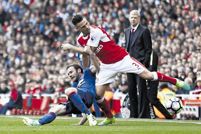 Arsene Wenger (desno) je z Arsenalom prekinil Unitedov niz neporaženosti v angleškem prvenstvu.