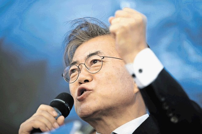 Moon Jae Inu, levo usmerjenemu predsedniškemu kandidatu demokratske stranke,  so javnomnenjske raziskave odmerile zadostno...
