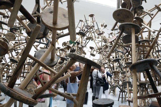 Inštalacija Bang iz več sto prepletenih stolov Kitajca Ai Weiwei v nemškem paviljonu