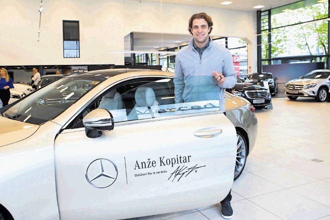 Anže Kopitar je našel čas, da je ob prihodu iz Kalifornije prevzel sponzorski avtomobil.
