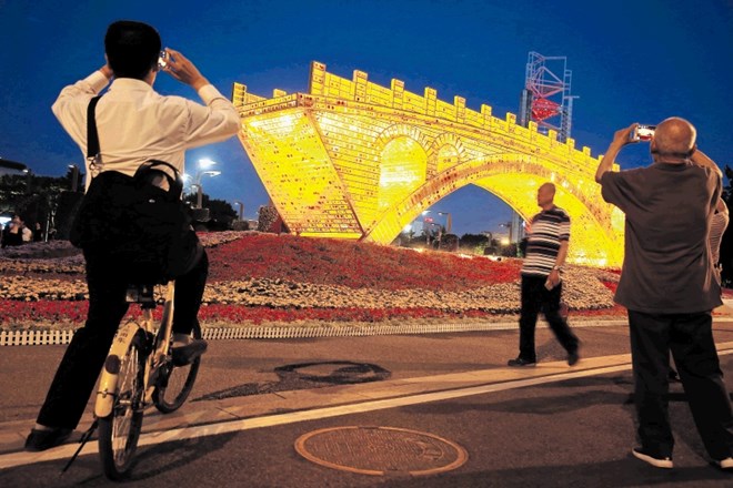 Zlati most na svilni poti – tako je umetnik Shuyong poimenoval instalacijo, ob kateri se fotografirajo  v Pekingu, ki bo...