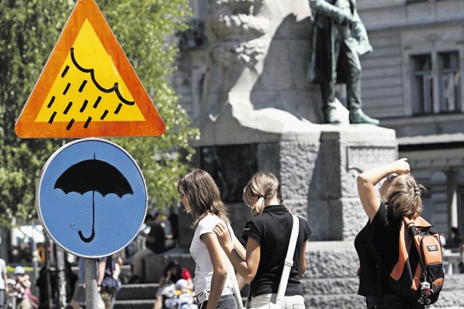 Tudi letos poleti bo imela prestolnica lastno vreme, na kar bodo na Prešernovem trgu opozarjali prometni znaki: eden bo...