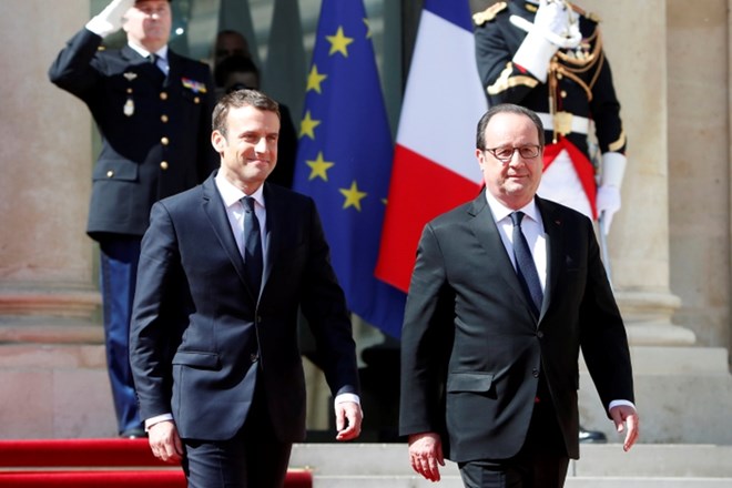 Novi predsednik Francije Emmanuel Macron in nekdanji predsednik Francois Hollande.