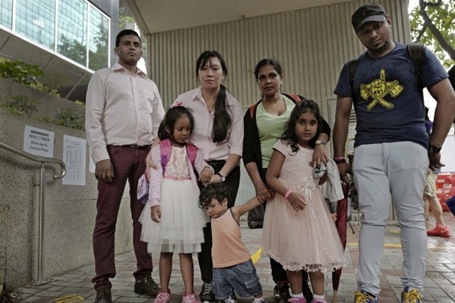 Prosilci za azil, z leve: Ajith Pushpa Kumara, Vanessa Mae Rodel s hčerko Keano, Nadeeka Dilrukshi Nonis s sinom Dinathom in...