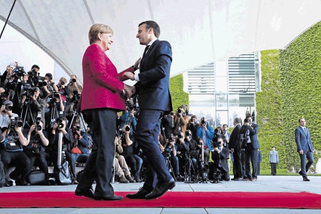 Kanclerka Merklova in predsednik Macron sta prvo uradno srečanje vsaj pred javnostjo odplesala po precej ubranih tonih.