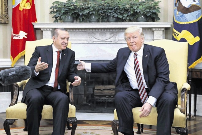 Recep Tayyip Erdogan in  Donald Trump ostajata na nasprotnih bregovih glede kurdske milice v Siriji.