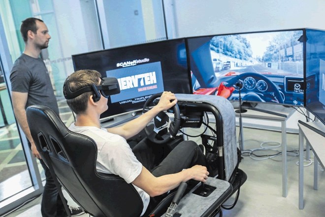 Simulator vožnje na fakulteti za elektrotehniko je  povezan s senzorji, ki nadzirajo počutje voznika in preverjajo njegovo...