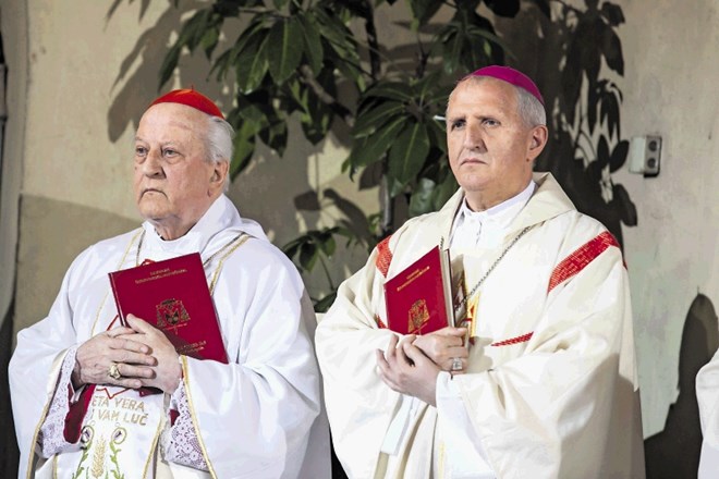 Na predlog papirnice naj bi pričala  tudi nekdanji nadškof Franc Rode (levo) in nadškof Stanislav Zore, čeprav ni prav...