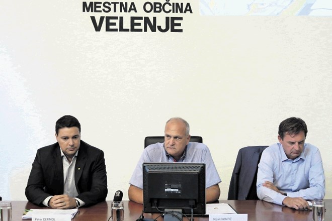 Velenjski župan Bojan Kontič (v sredini) pravi, da so pripravljeni plačati višjo ceno za ogrevanje, če bodo hkrati dobili...