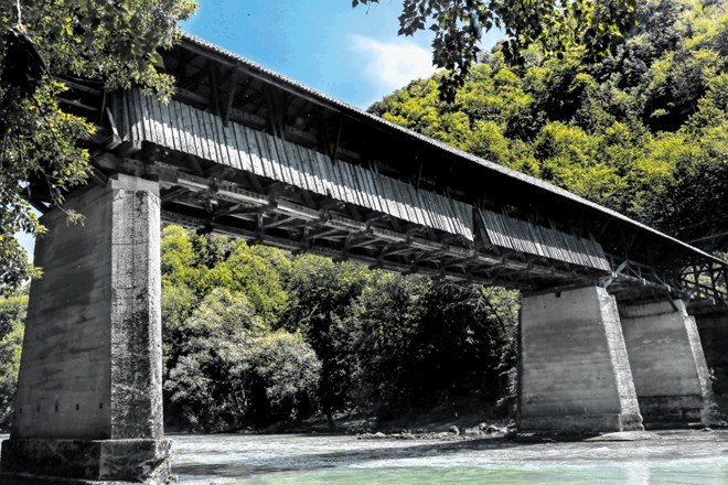 Sanacije lesenega mostu na Savi pri Litiji se bo občina lotila prihodnje leto. Bojazni, da bi kakšen avtomobil zaradi načetih...