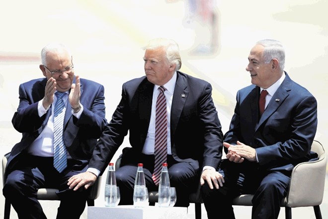 Donald Trump  z izraelskim premierjem Benjaminom  Netanjahujem  (desno) in predsednikom  Reuvenom Rivlinom (levo) med...