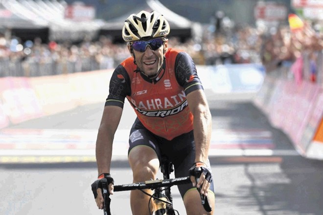 Vicenzo Nibali je takole prvi prečkal ciljno črto na kraljevi etapi Gira.