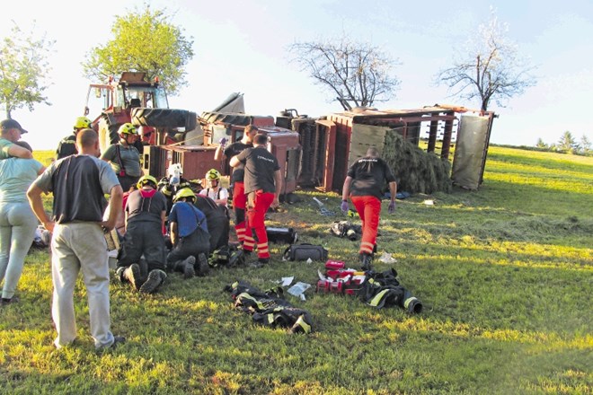 V Lokovico je na pomoč odhitelo tudi 19 gasilcev PGD Velenje, ki so zavarovali kraj nesreče in pomagali reševalcem pri...