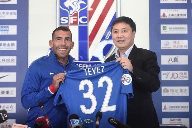 Carlos Tevez (levo) od januarja dalje igra na Kitajskem. (Foto: Reuters)