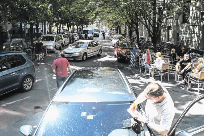 Promet v Kolodvorski ulici pri Kinodvoru ne bo več potekal dvosmerno, temveč enosmerno okrog drevoreda.