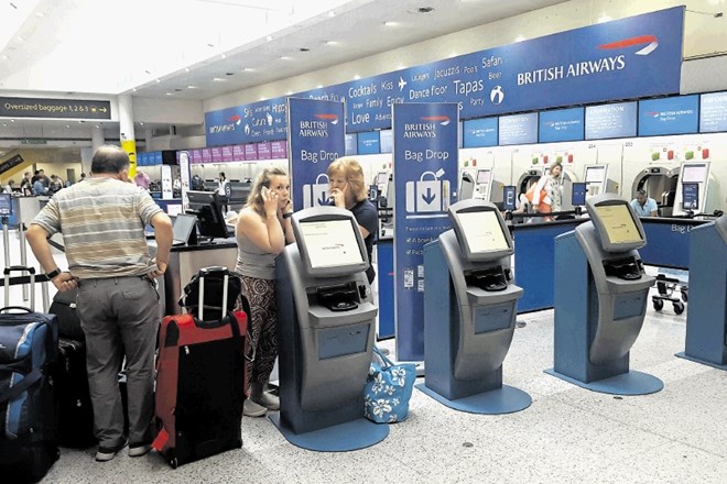 Potniki, ki so obtičali na letališčih, so poskušali z vseh strani dobiti informacije, kaj naj storijo.