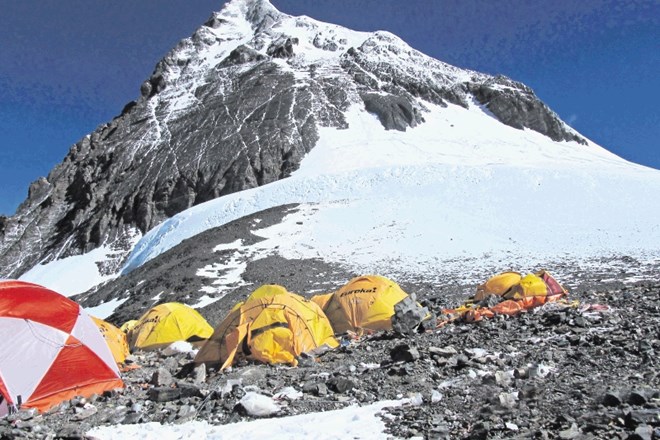 Iz četrtega višinskega tabora, skoraj 8000 metrov visoko, so začele izginjati jeklenke s kisikom.