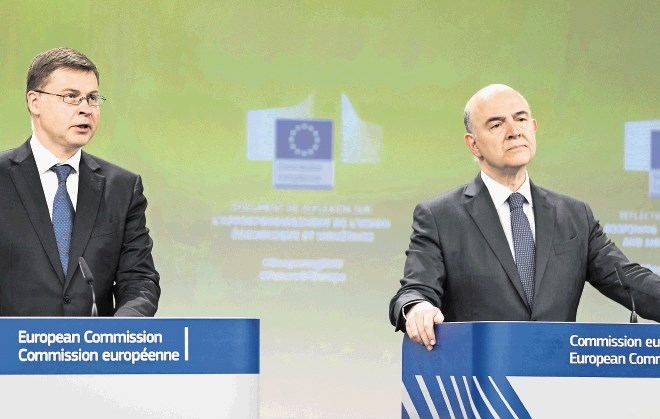 Podpredsednik komisije Valdis Dombrovskis (levo) in komisar za gospodarske in finančne zadeve Pierre Moscovici sta včeraj...