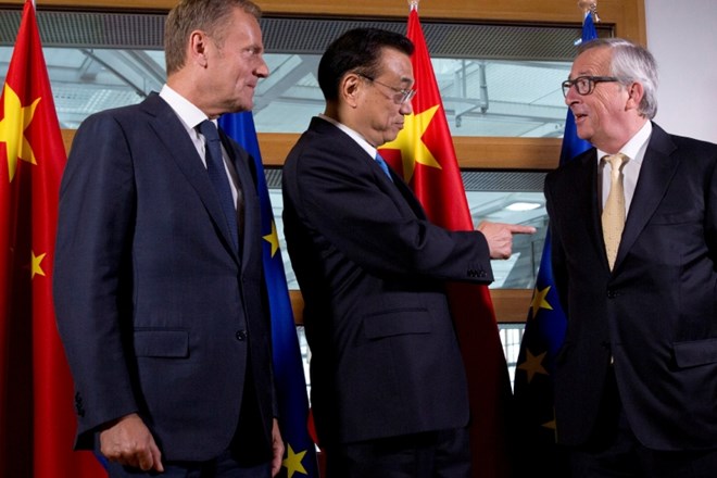 Od leve proti desni: predsednik evropskega sveta Donald Tusk, kitajski premier Li Keqiang in predsednik evropske komisije...