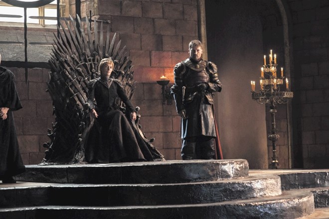 Železni prestol, ki že od začetka snemanja stoji na istem mestu, na njem pa Cersei Lannister. (Foto: Helen Sloan/HBO)