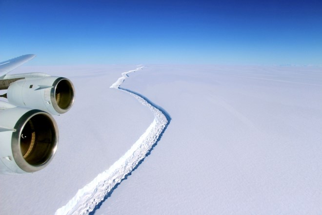Pogled na razpoko ledene police Larsen C na Antarktiki s ptičje perspektive