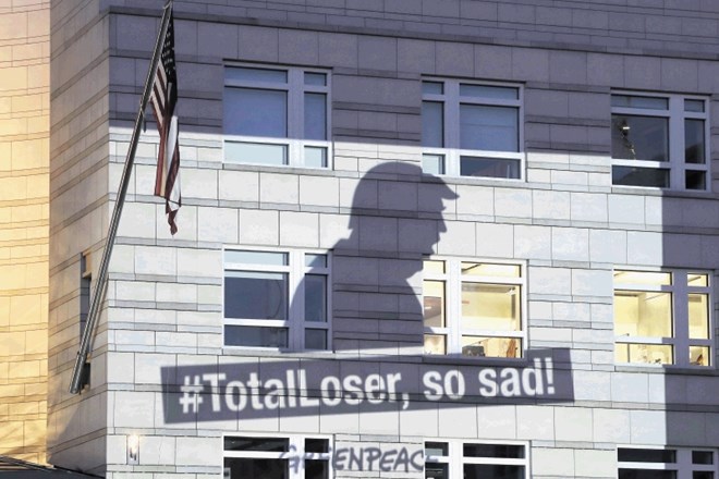 Okoljska organizacija Greenpeace se je na Trumpovo odločitev odzvala s projekcijo na zid ameriškega veleposlaništva v Berlinu...