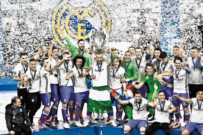 Nogometaši Reala Madrid so se takole veselili končne zmage v finalu letošnje lige prvakov.