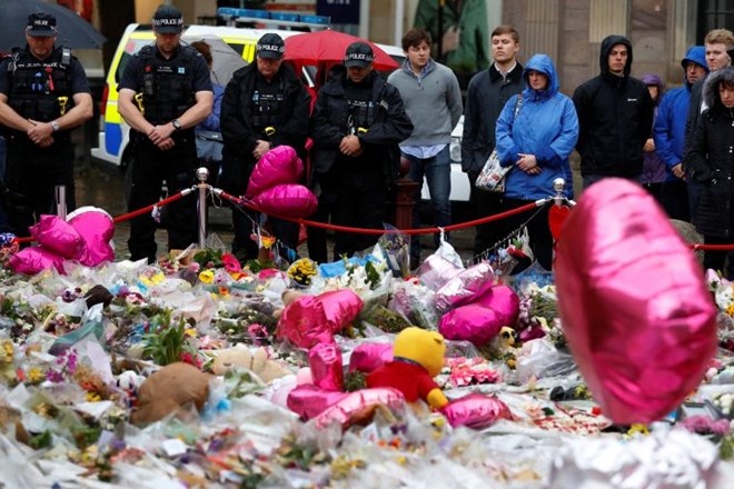 V Veliki Britaniji so se z minuto molka spomnili žrtev sobotnega napada.