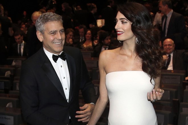 Amal Clooney rodila dvojčka Ello in Alexandra
