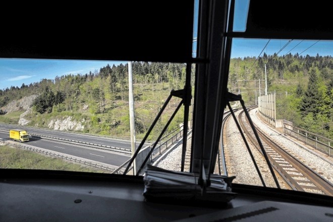 Nova železniška proga med Divačo in Koprom bo vendarle dvotirna, obljublja vlada. »Predvolilni golaž,« je odločitev pospremil...