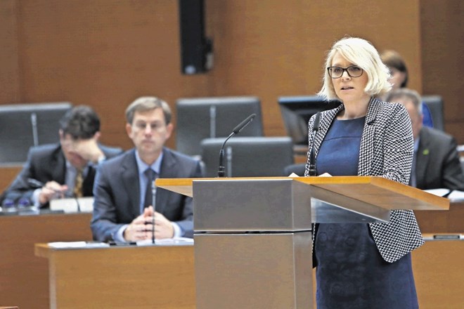 Ministrici za delo Anji Kopač Mrak je (pod budnim očesom Mira Cerarja) začasno uspelo rešiti socialni dialog.