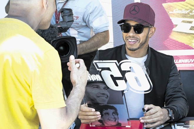 Lewis Hamilton je med podpisovanjem avtogramov od oboževalca dobil posebno darilo – »pokal« za 65 kariernih najboljših...