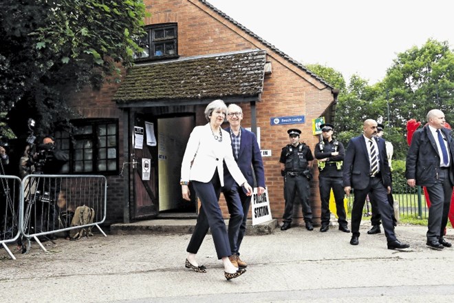 Napovedovana zmagovalka izrednih britanskih volitev, premierka Theresa May, je svoj glas z možem  Philipom oddala na volišču...