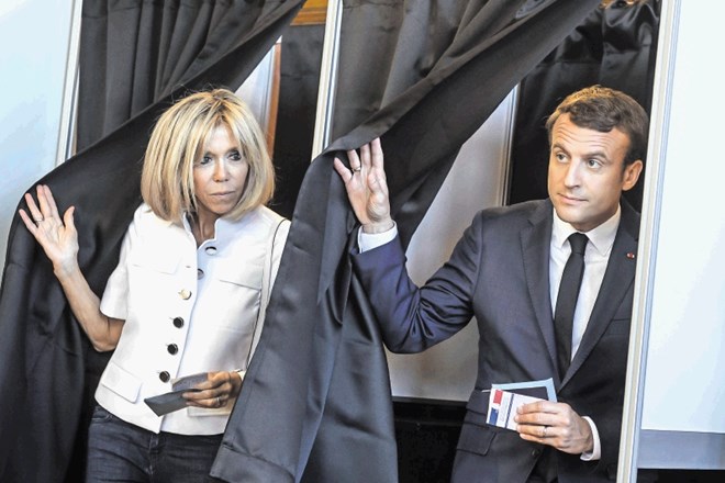 Francoski predsednik Emmanuel Macron je z ženo  Brigitte oddal svoj glas na volišču v mondenem  Le Touquetu.