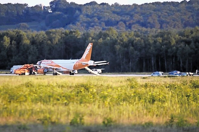 Na posnetku z videa je letalo družbe EasyJet, ki stoji na stezi letališča  Köln - Bonn, medtem ko je nemška policija...