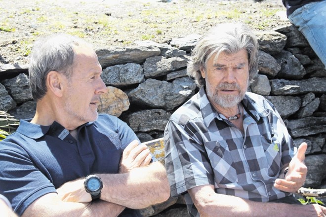 Sprejem Reinholda Messnerja v njegovi letni rezidenci v gradu Juval dokazuje, kako dobra prijatelja sta z Vikijem Grošljem....