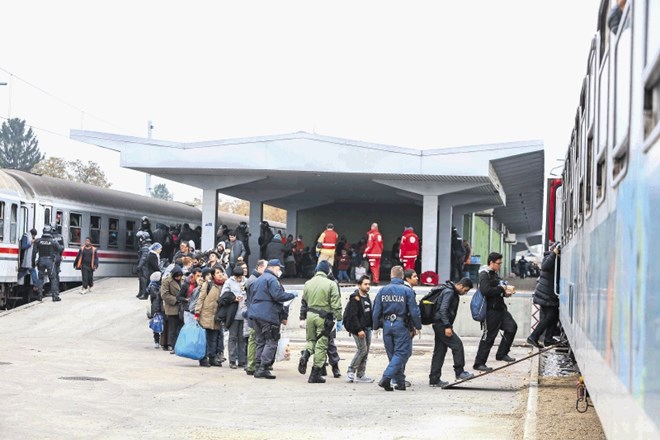 Podpis pod Dnevnikovo fotografijo iz oktobra 2015: »Dobova. Nov sistem transporta beguncev proti avstrijski meji, po katerem...