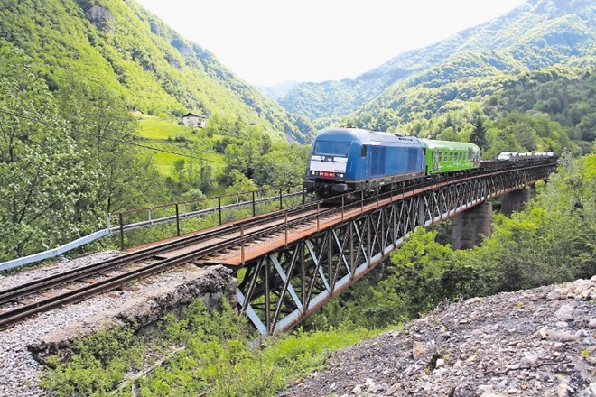 Prenovljen vagon z nekaj več udobja za potnike spremlja avtovlak med Novo Gorico in Bohinjsko Bistrico.