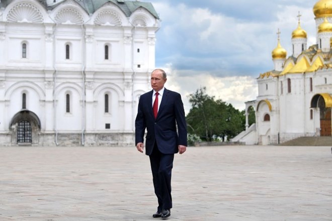 Ameriškemu režiserju v ZDA očitajo, da je bil do Vladimirja Putina premalo kritičen.