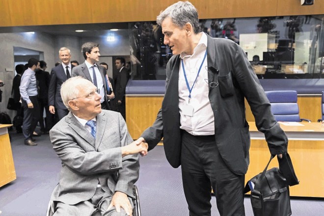 Nemški in grški finančni minister Wolfgang Schäuble in Evklid Cakalatos skupaj z IMF in drugimi ministri evroskupine nista...