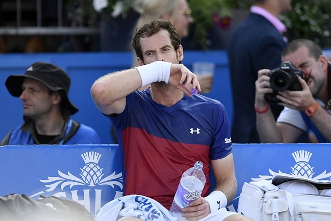 Andy Murray očitno v Roland Garrosu, ko ga je v polfinalu izločil Stan Wawrinka, še ni prebrodil letošnje rezultatske krize....