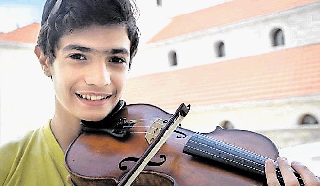 Štirinajstletni sirijski begunec Aboud Kaplo iz Alepa je vendarle prišel do svoje violine.