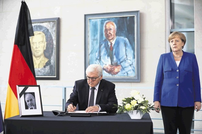 Predsednik Steinmeier in kanclerka Merklova ob podpisu v žalno knjigo ob smrti nekdanjega  kanclerja Kohla.
